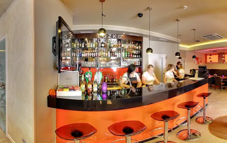 Pomarańczowy bar w sali restauracji Łóżko
