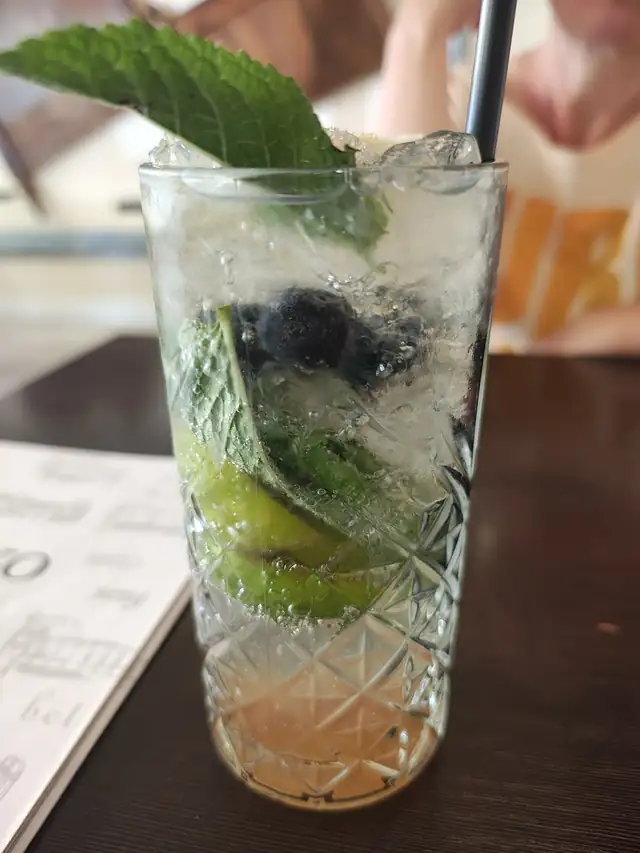 Mojito z limonką i miętą