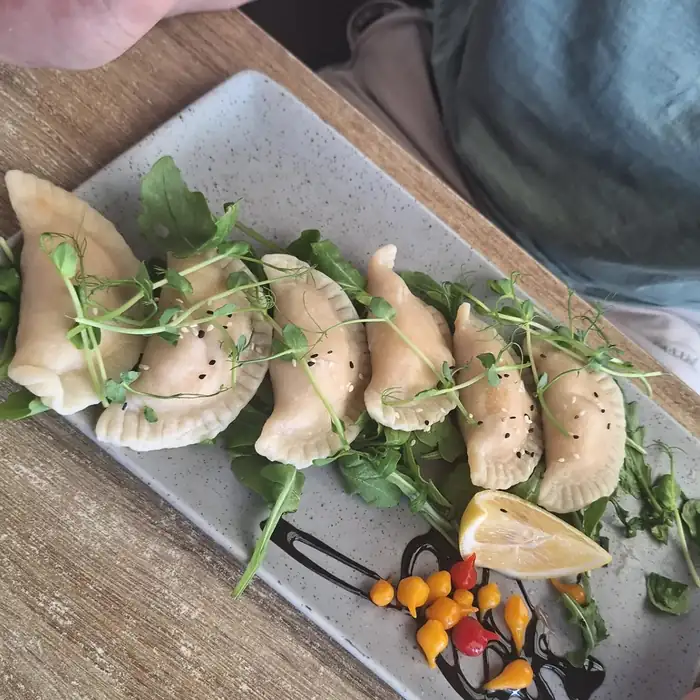 Pierogi z łososiem z rukolą i suszonymi pomidorami