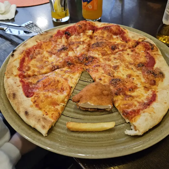 Pizza z pieca w restauracji Łóżko